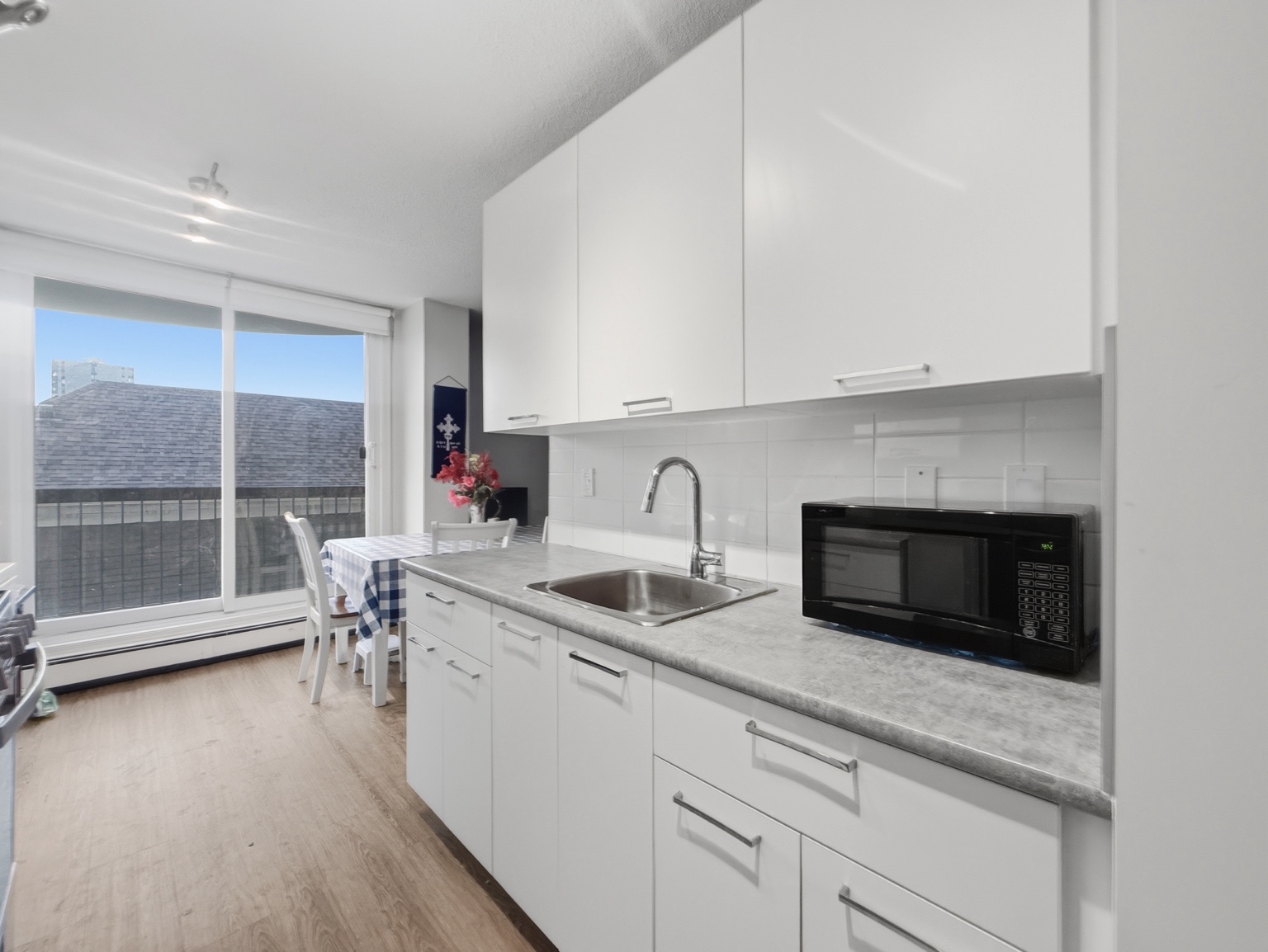 Bright real estate kitchen photography by Daye Video